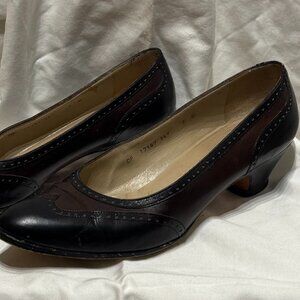 Vintage Salvatore Ferragamo Two-Tone Leather Pumps | Size 7B | Made in Italy